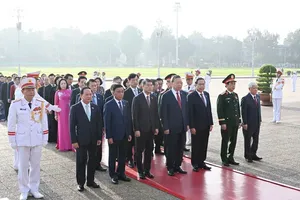 2026年10月17日上午，党中央总书记、国家主席苏林及党和国家领导人、国会代表已前往胡志明主席陵献花，并入陵瞻仰胡志明主席遗容。图：曰钟